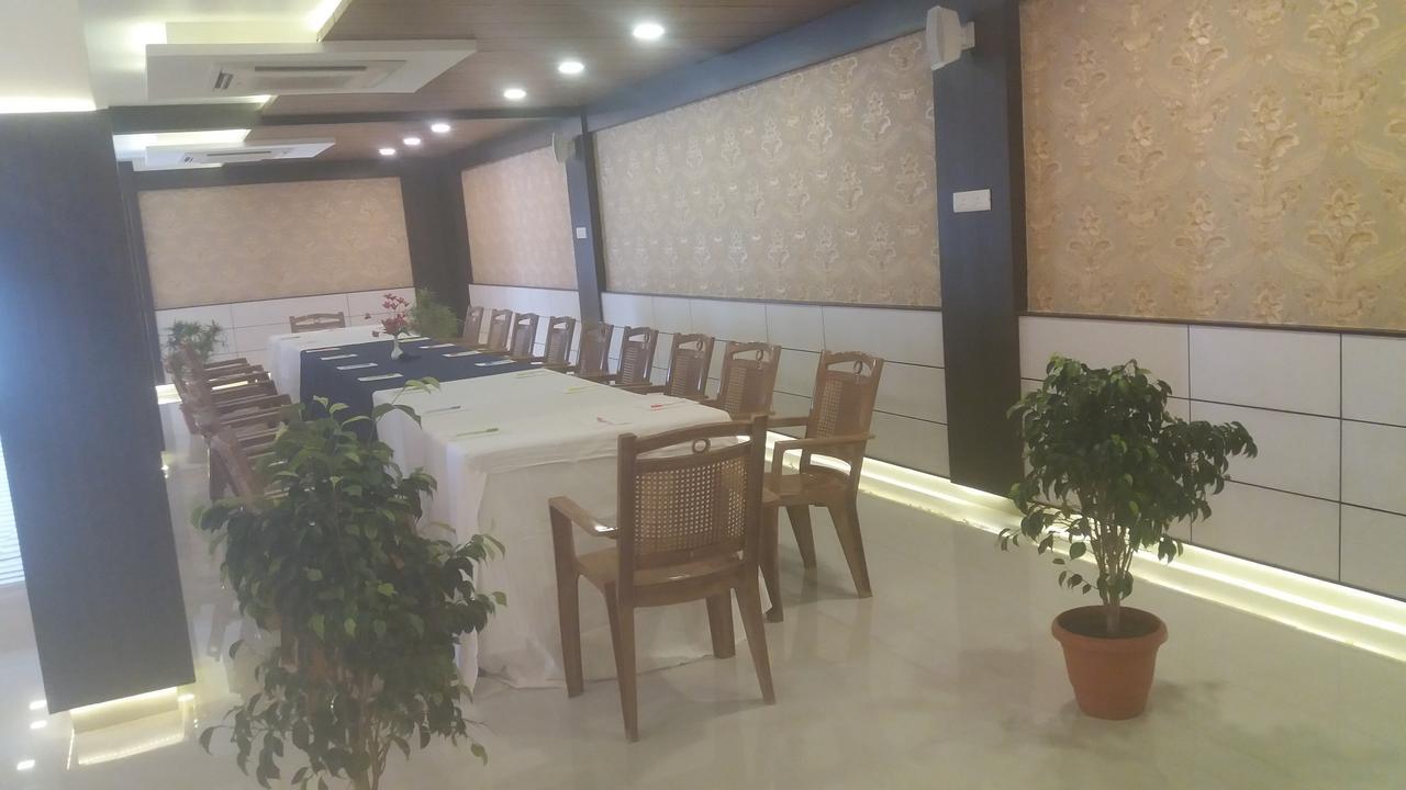 Kr Residency Hotel Kānādukāttān Esterno foto