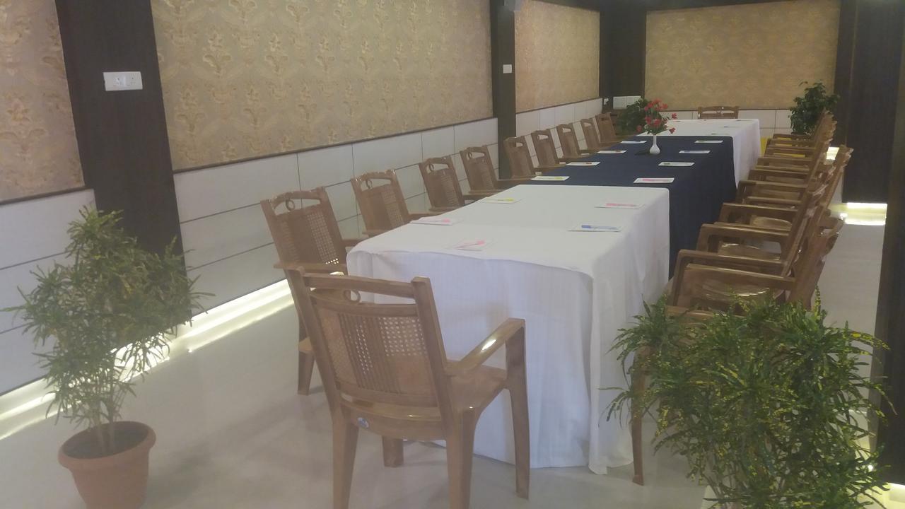 Kr Residency Hotel Kānādukāttān Esterno foto